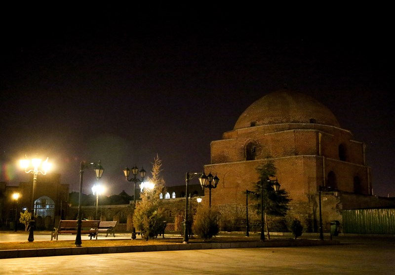 ساختمان‌های دولتی ارومیه غرق نور، مسجد جامع در تاریکی مطلق +تصاویر