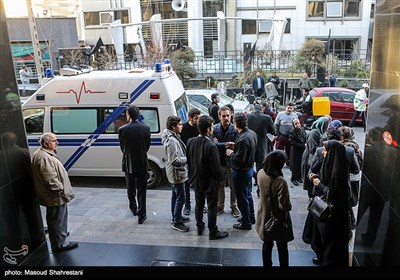 حضور خانواده‌های داغدار سرنشینان کشتی غرق شده سانچی در شرکت ملی نفتکش ایران