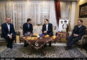 دیدار وزیر بهداشت با خانواده شهید طهرانی مقدم+عکس