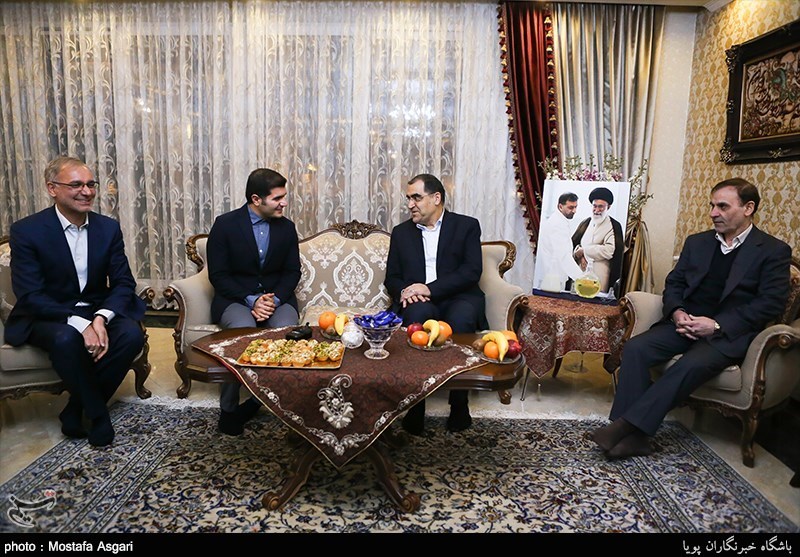 دیدار وزیر بهداشت با خانواده شهید طهرانی مقدم+عکس