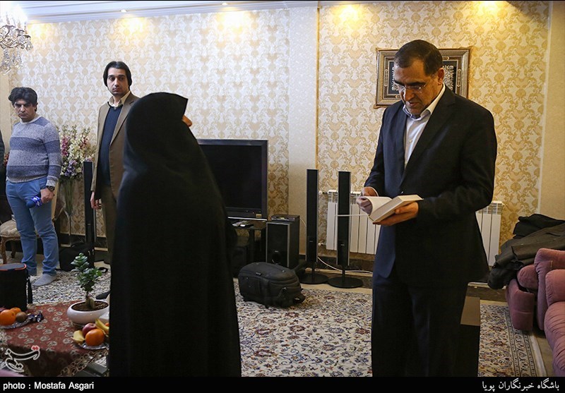 دیدار وزیر بهداشت با خانواده شهید تهرانی مقدم