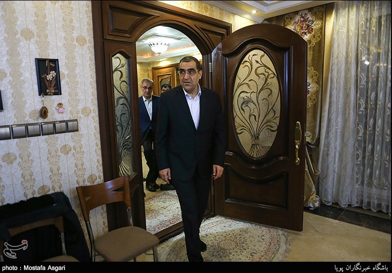دیدار وزیر بهداشت با خانواده شهید تهرانی مقدم