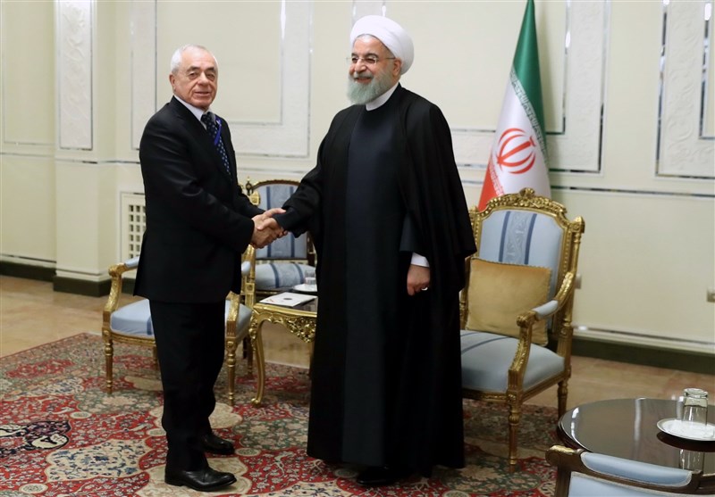 روحانی یؤکد على تعزیز العلاقات البرلمانیة بین طهران والجزائر