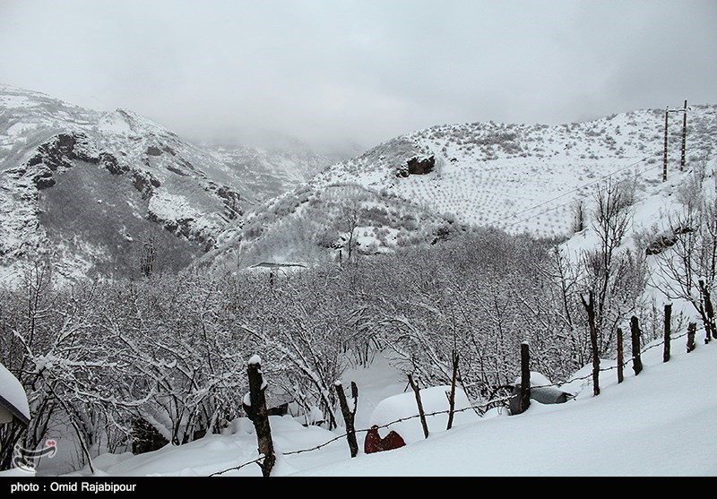بارش برف مدارس برخی شهرستان‌های اصفهان را به تعطیلی کشاند