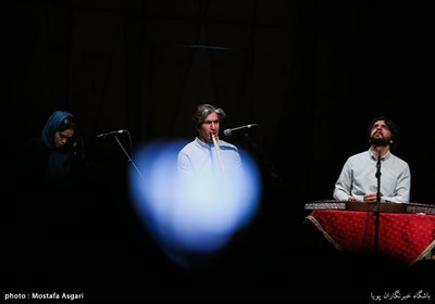 اجرای گروه نقش در هشتمین شب از سی و سومین جشنواره موسیقی فجر