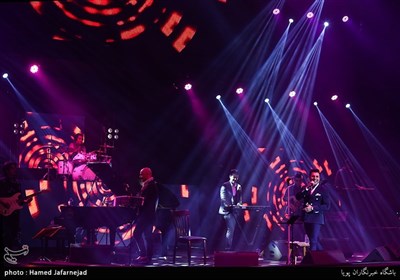 کنسرت موسیقی علیرضا طلیسچی خواننده پاپ در نهمین شب سی و ششمین جشنواره موسیقی فجر 