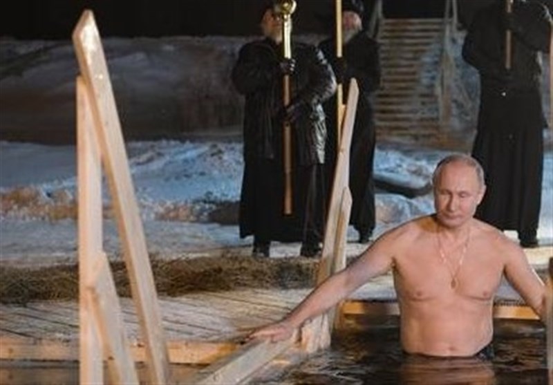 فیلم| آب تنی پوتین در شب عید تعمید در سرمای 15 درجه زیر صفر