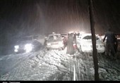 گرفتاری مردم در برف و کولاک محورهای مواصلاتی &quot;بانه-سقز&quot; به روایت تصویر