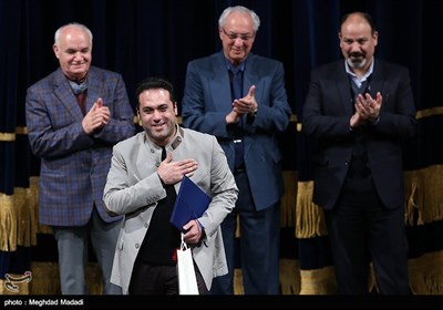 اهدای جایزه به وحید تاج برای آلبوم «درعشق زنده باید» در بخش موسیقی دستگاهی باکلام بخش خوانندگی