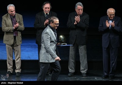 اهدای جایزه به علیرضا قربانی برای آلبوم فروغ در بخش موسیقی معاصر باکلام خواننده