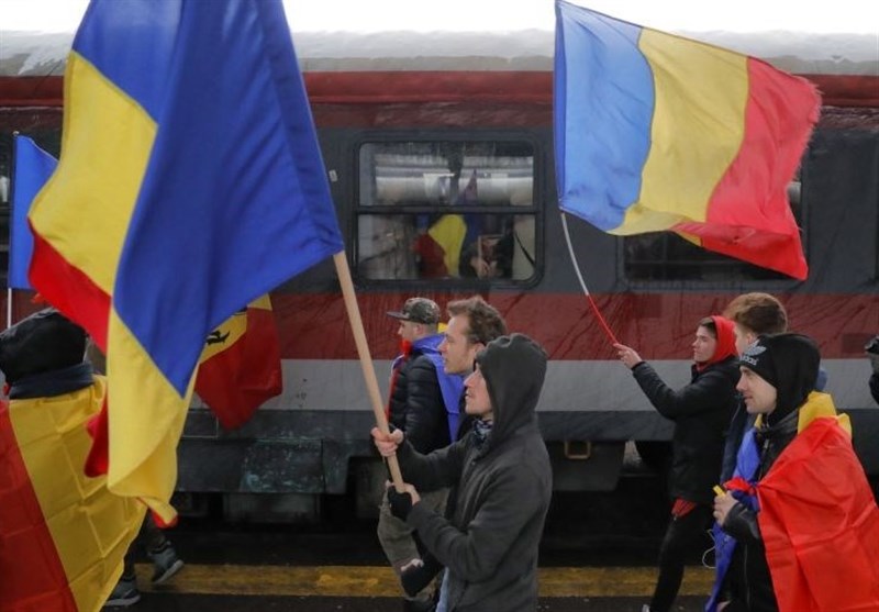 Tens of Thousands Stage Anti-Corruption Protest in Romania