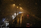 برف جاده قزوین همدان را هم مصدود کرد/ترافیک سنگین در جاده‌های منتهی به تهران