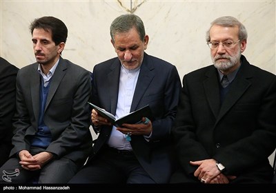 علی لاریجانی رئیس مجلس شورای اسلامی و اسحاق جهانگیری در مراسم بزرگداشت جانباختگان نفتکش سانچی