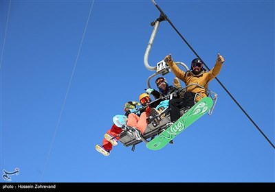 اسکی بازان رشته اسنوبود در حال بالا رفتن با تله سيژ به سمت قله پیست اسکی دربند سر هستند