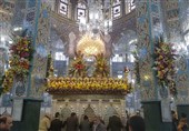 گل‌آرایی حرم حضرت زینب(س) با 20 هزار شاخه گل اهدایی ایران + تصاویر