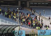 حاشیه بازی استقلال - پارس جنوبی|پرسپولیسی‌ها به ورزشگاه آمدند، حسینی بازهم گرم نکرد