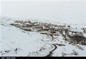 بارش برف راه ارتباطی 100 روستای دلفان را مسدود کرد