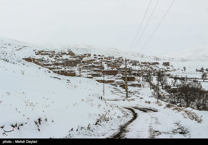 بارش برف راه ارتباطی 100 روستای دلفان را مسدود کرد