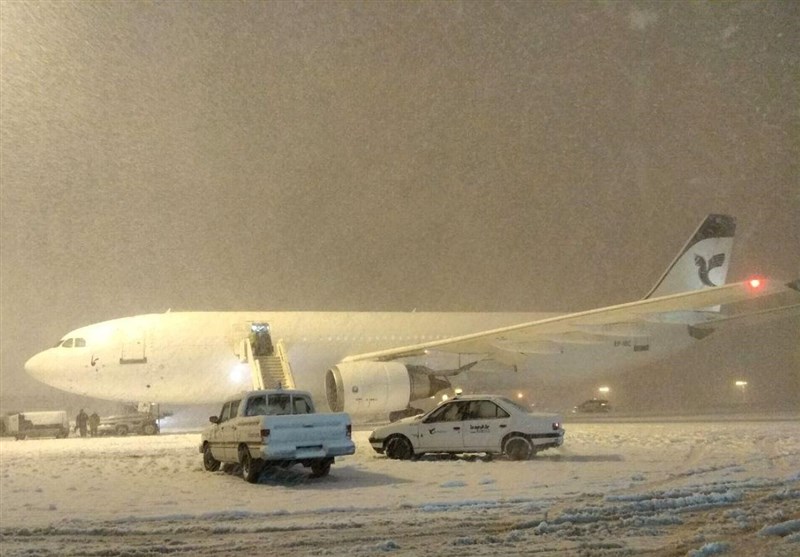 کولاک و بارش شدید برف در فرودگاه امام خمینی (ره) + فیلم