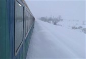 قطارها در برف گیر کردند + عکس