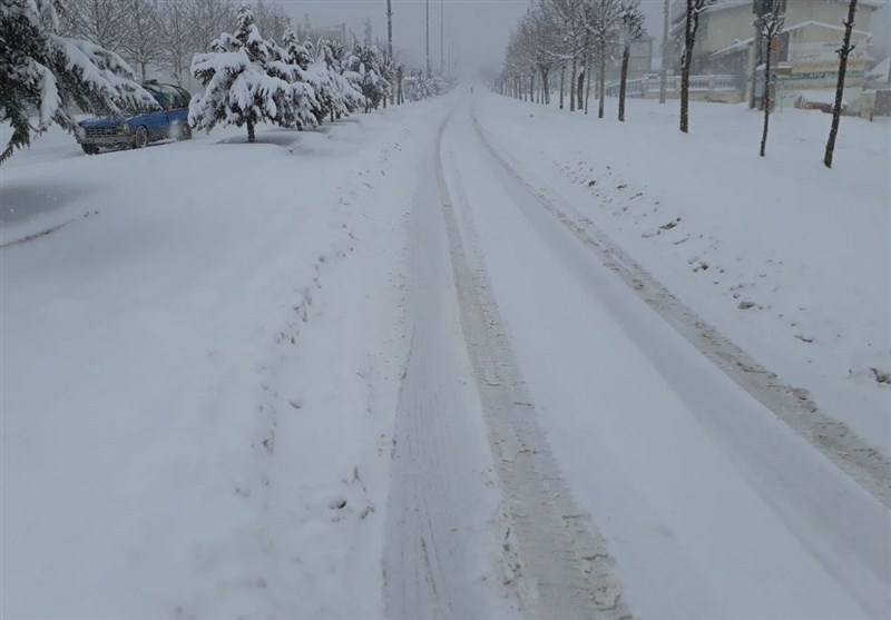 بارش برف در محور کیاسر و گرفتاری رانندگان خودروها در سرمای شدید+ تصاویر