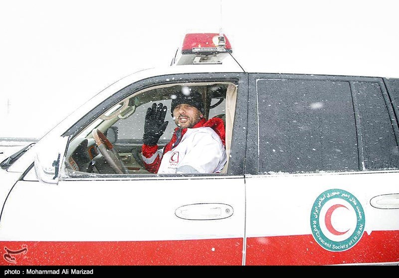 سمنان| 61 خودروی گرفتار در برف در محورهای مواصلاتی استان سمنان امدادرسانی شد