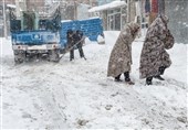 بارش برف راه ارتباطی 180 روستای الیگودرز را مسدود کرد