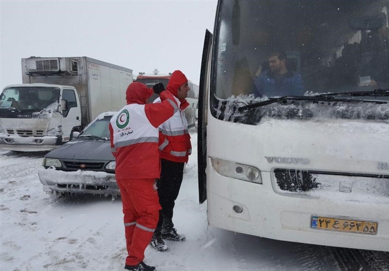 امدادرسانی به بیش از 1000 نفر و اسکان 170 نفر گرفتار در برف و کولاک آذربایجان شرقی