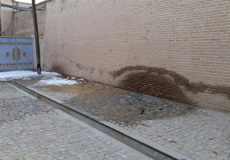 بارش برف تهدیدی برای آثار تاریخی; فرورفتگی دیوار قلعه چالشتر