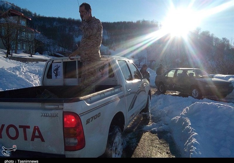 امدادرسانی سپاه رودبار به در راه‌ماندگان برف گیلان به روایت تصویر