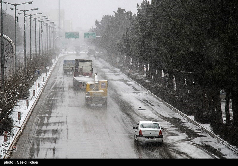تهران|بارش باران در محورهای هراز و فیروزکوه؛ محورهای کوهستانی شرق استان تهران لغزنده است