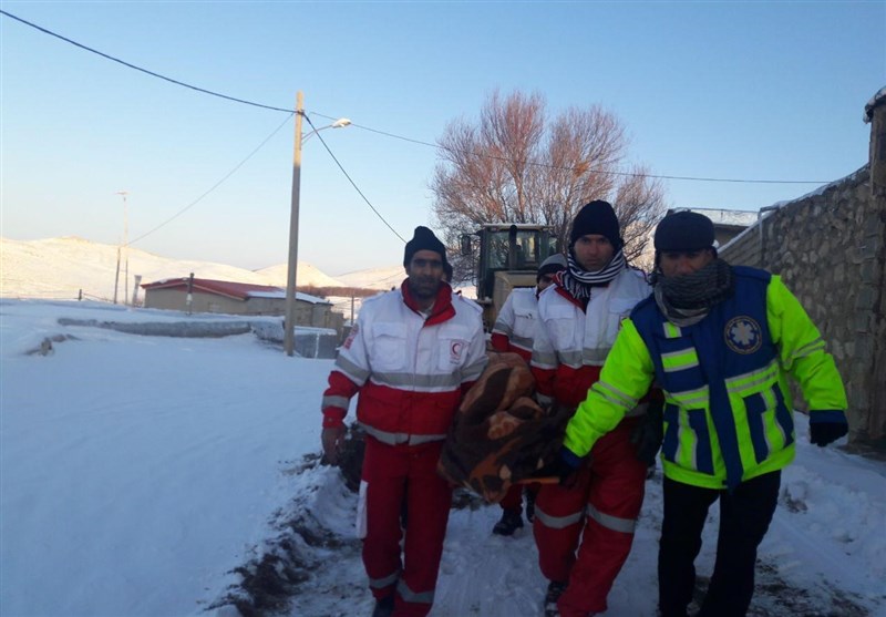 انسداد جاده روستایی براثر برف و کولاک؛ مادر باردار دلفانی نجات یافت