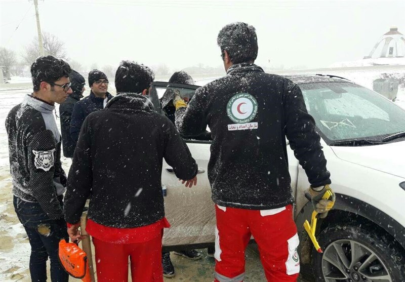 هلال احمر خوزستان به 39 خانوار آسیب دیده از برف و کولاک امداد رسانی کرد