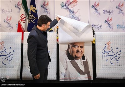 رونمایی از پوستر بزرگداشت اکبر عبدی توسط ابراهیم داروغه‌زاده دبیر سی و ششمین جشنواره فیلم فجر
