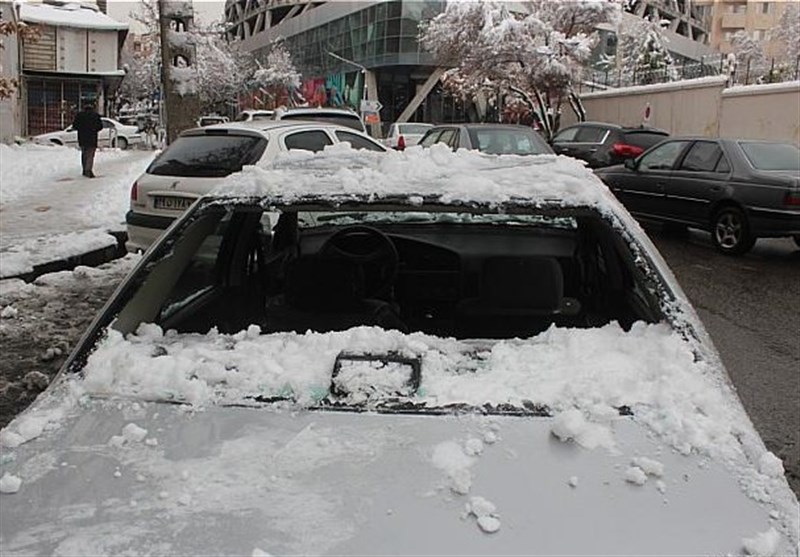 شکسته شدن شیشه پژو 405 به علت ریزش برف