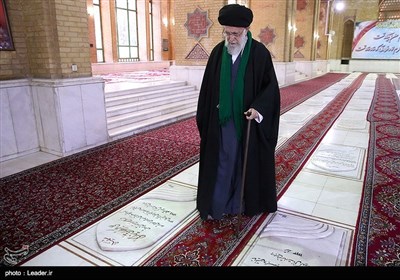 تقریر مصور.. الامام الخامنئی یزور مرقد الإمام الخمینی (رض) وشهداء الثورة الإسلامیة