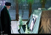 Leader Pays Tribute to Late Founder of Islamic Republic, Martyrs (+Photos)
