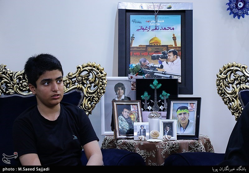 پای درس شهید قرآنی‌|عکاسی در تهران جنگ در سوریه/ برای حفظ حرم باید خون دهید
