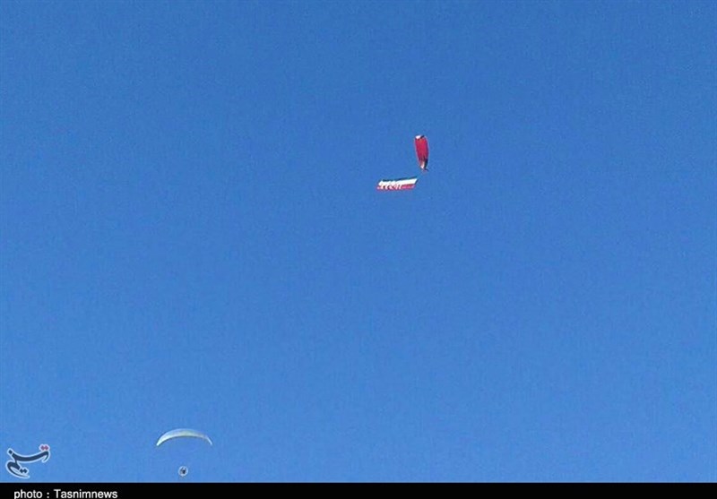 خوزستان| پرچم سه رنگ ایران بر فراز آسمان امیدیه به اهتزاز درآمد