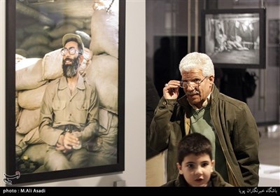 عربعلی هاشمی عکاس جنگ و دفاع مقدس در نمایشگاه عکس «آتش سرد» در برگیرنده بیش از صد عکس دیده نشده از جنگ هشت‌ساله ی ایران و عراق 