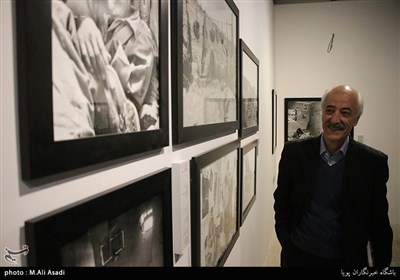 جهانگیر رزمی عکاس انقلاب در نمایشگاه عکس «آتش سرد» در برگیرنده بیش از صد عکس دیده نشده از جنگ هشت‌ساله ی ایران و عراق 