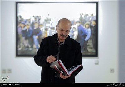 بهرام محمدی‌فرد عکاس جنگ و دفاع مقدس در نمایشگاه عکس «آتش سرد» در برگیرنده بیش از صد عکس دیده نشده از جنگ هشت‌ساله ی ایران و عراق 
