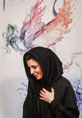 لیلا حاتمی بازیگر در پایان نشست خبری فیلم "بمب یک عاشقانه" - سی‌وششمین جشنواره فیلم فجر