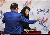 لیلا حاتمی بازیگر در نشست خبری فیلم "بمب یک عاشقانه" - سی‌وششمین جشنواره فیلم فجر