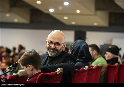 حبیب رضایی بازیگر در نشست خبری فیلم "بمب یک عاشقانه" - سی‌وششمین جشنواره فیلم فجر