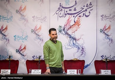 پیمان معادی کارگردان و بازیگر در نشست خبری فیلم "بمب یک عاشقانه" - سی‌وششمین جشنواره فیلم فجر