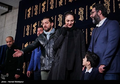 مصطفی کیایی کارگردان و رعنا آزادی‌ور و بهرام رادان بازیگران فیلم چهارراه استانبول در سی‌وششمین جشنواره فیلم فجر