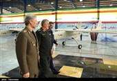 بازدید امیر سرتیپ حاتمی وزیر دفاع از خط تولید انبوه و تحویل دهی پهپاد تاکتیکی مهاجر 6 
