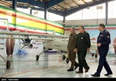 بازدید امیر سرتیپ حاتمی وزیر دفاع از خط تولید انبوه و تحویل دهی پهپاد تاکتیکی مهاجر 6 