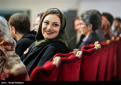 شبنم مقدمی بازیگر در نشست خبری فیلم خجالت نکش - سی‌وششمین جشنواره فیلم فجر